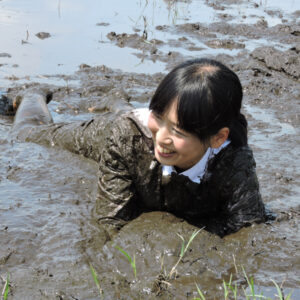 大学制服で泥んこ遊び