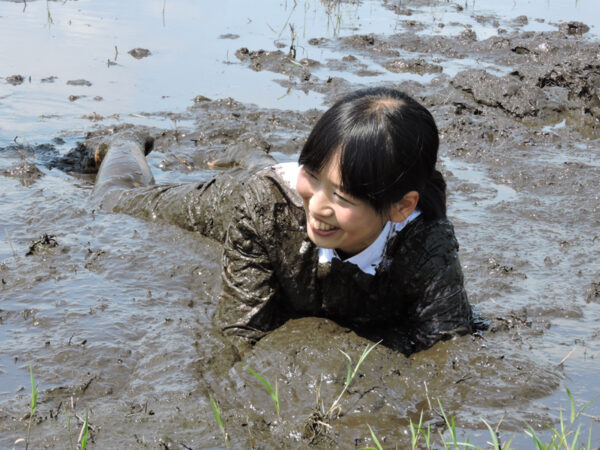 大学制服で泥んこ遊び
