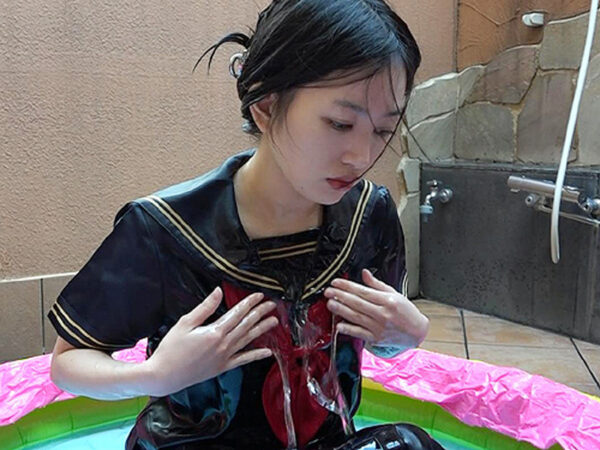 セーラー服でローションまみれ！