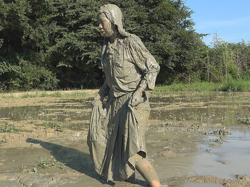 高校時代のブレザー制服で泥んこ遊び