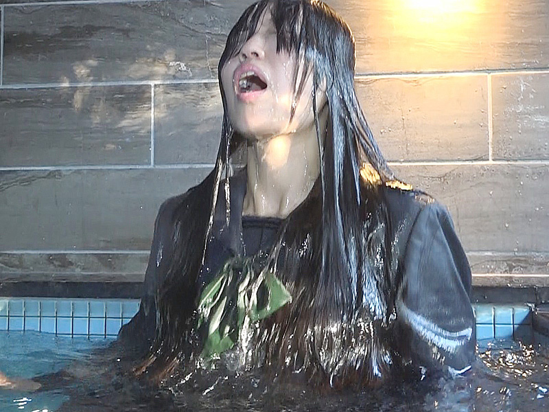 冬服セーラー服でびしょ濡れプール遊び