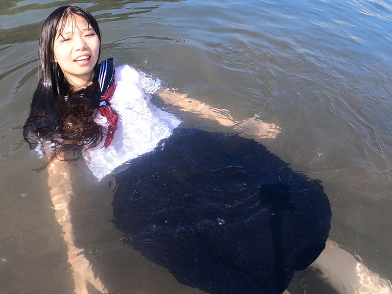 海上浮き島でビーチバレー特訓